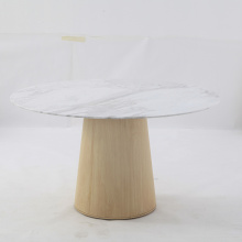 طاولة صغيرة من الرخام الحديثة مع قاعدة خشبية