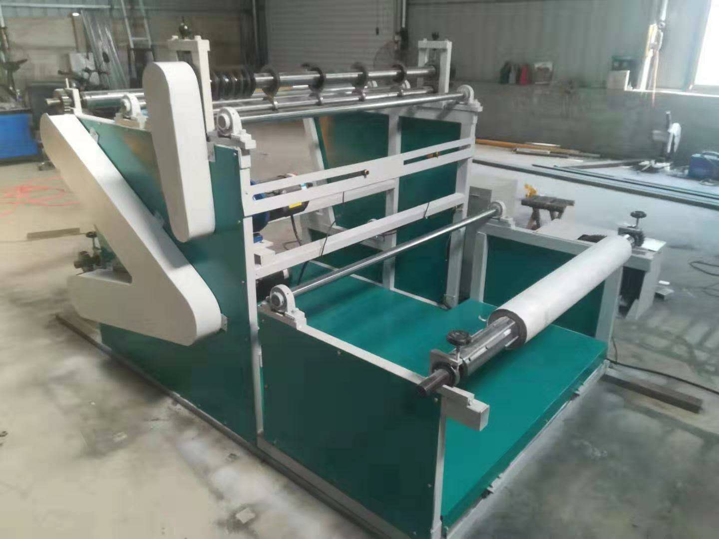 Meltblown fabric slitting and rewinding machine