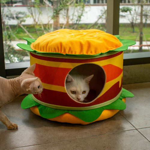 Casa de hamburguesas de mascotas y papas fritas