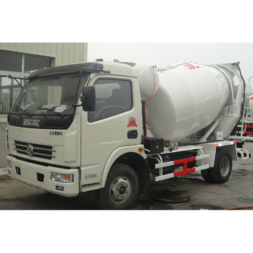 truk pengaduk beton bahan bangunan dengan mesin CUMMINS