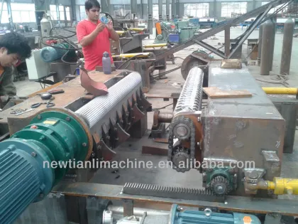 Hydraulic wood rounding debarker