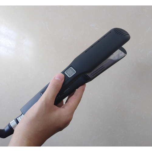 Barber Using Titanium Plates Spray Hair straightener Ionic