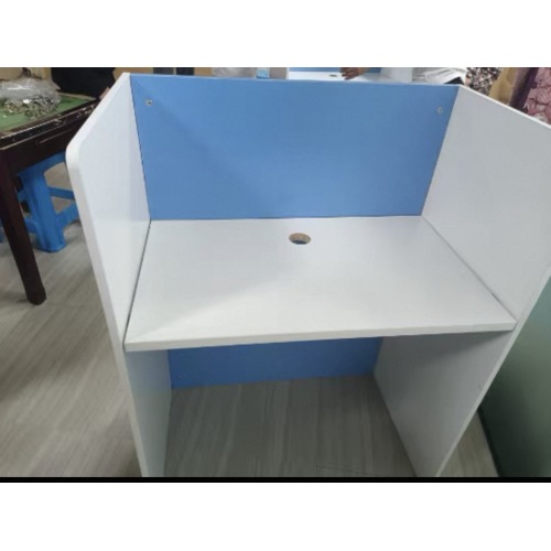 Mesa de escritório com partição de painel completo