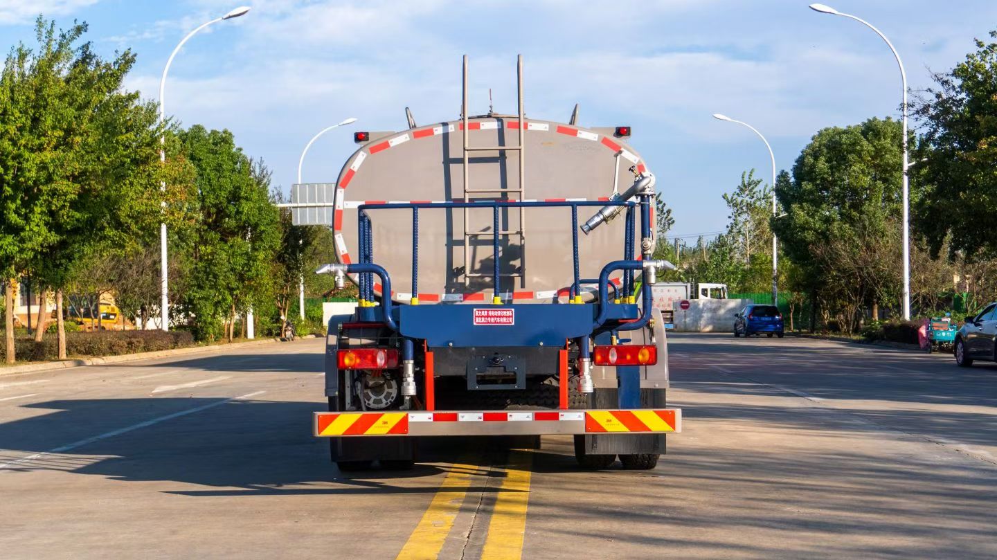 Water tanker truck for municipal use