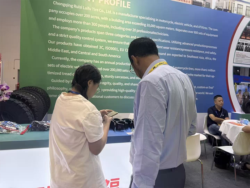 Business discussions at the Shanghai Tire Expo are heating up, with a steady stream of visitors at the Rislife booth.