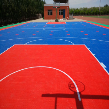 Tribunal de basquete jogando esportes ao ar livre de piso