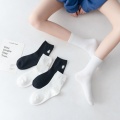 Modernong Reflective Socks sa Bold Black and White