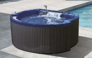 Outdoor spa bathtub