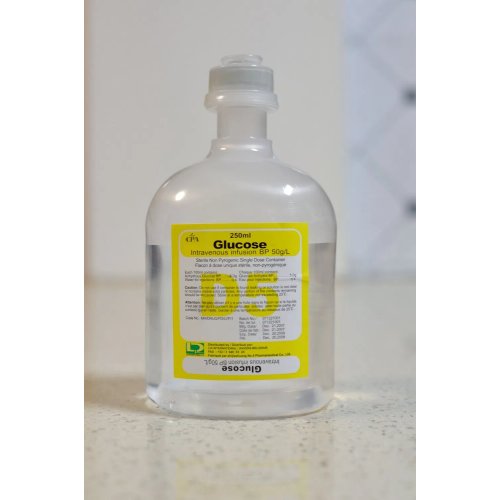 زجاجة أو كيس من البلاستيك بحقن الدكستروز بنسبة 5%