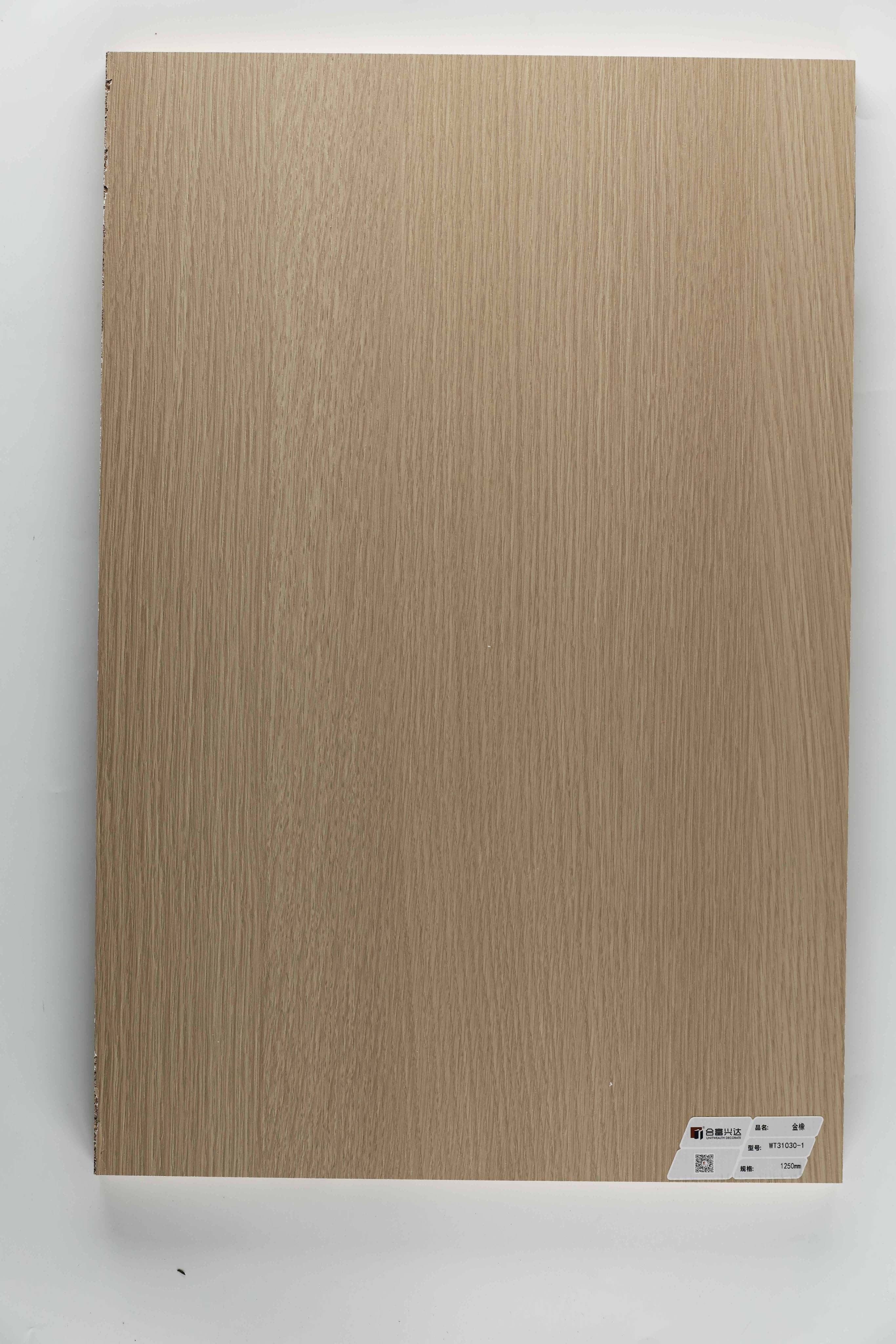 लाइट गोल्डन न्यूट्रल ओक वुड ग्रेन WT31030-1 की क्लोज़ अप बनावट