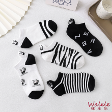 Mga naka -istilong medyas ng bangka ng zebra na may pagbuburda