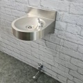 dispensador de água pendurada na parede de aço inoxidável