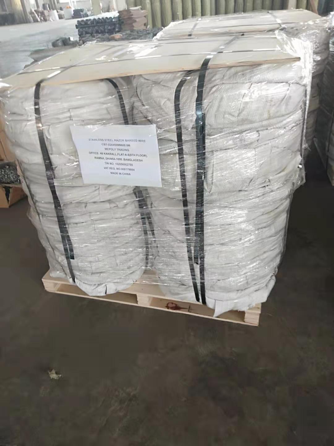 Hot dipped galvanized razor barbed wire CBT-65 packed in rolls, ready for export, ANJIA packaging