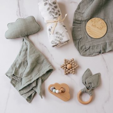 2023 Hot Selling Organic Baby Gift Set: Swaddle Blanket, Hat, and Wooden Teether
