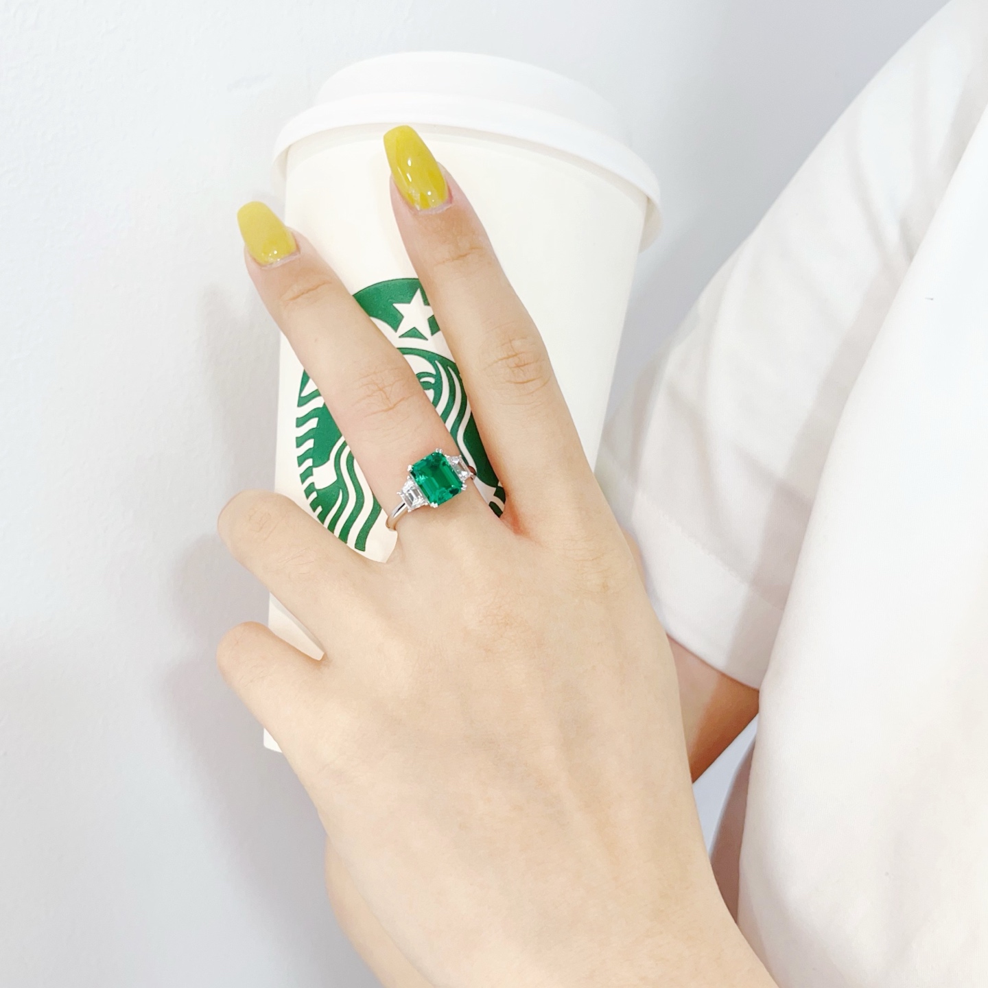 Prezentace životního stylu: Smaragdový prsten vypěstovaný v laboratoři v kontextu každodenního luxusu