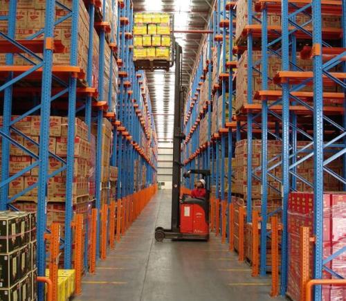 Palletracking voor aandrijving in voor industriële magazijn