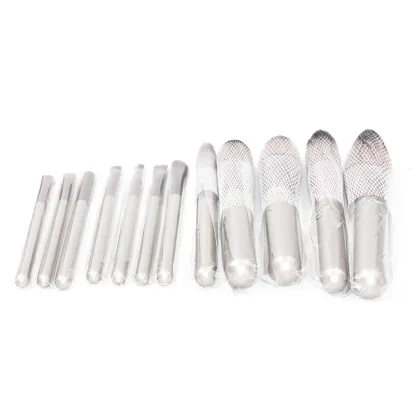 Foundation brush with handle