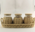 Barattolo di vetro decorato in vimini con coperchio di bambù