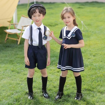 Niños de la familia de verano que combinan la ropa