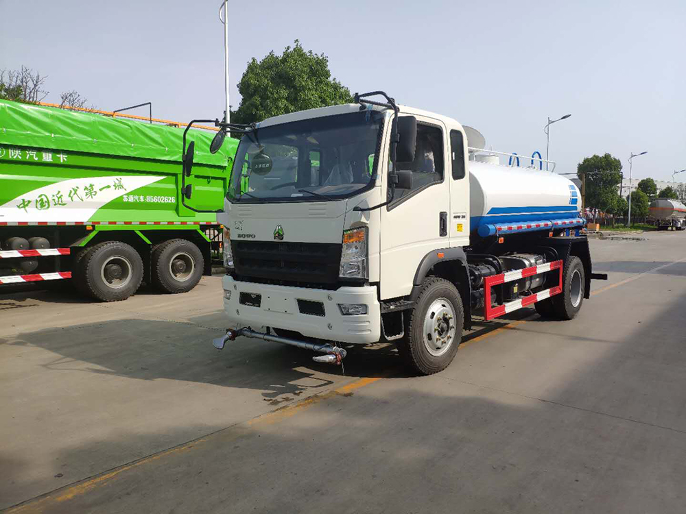 Sinotruk 4x2 8CBM 8000liters Water Distributor Truck