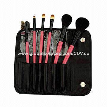 6-piece makeup brush set, made of wooden handle with great PU pouch, various colors are available