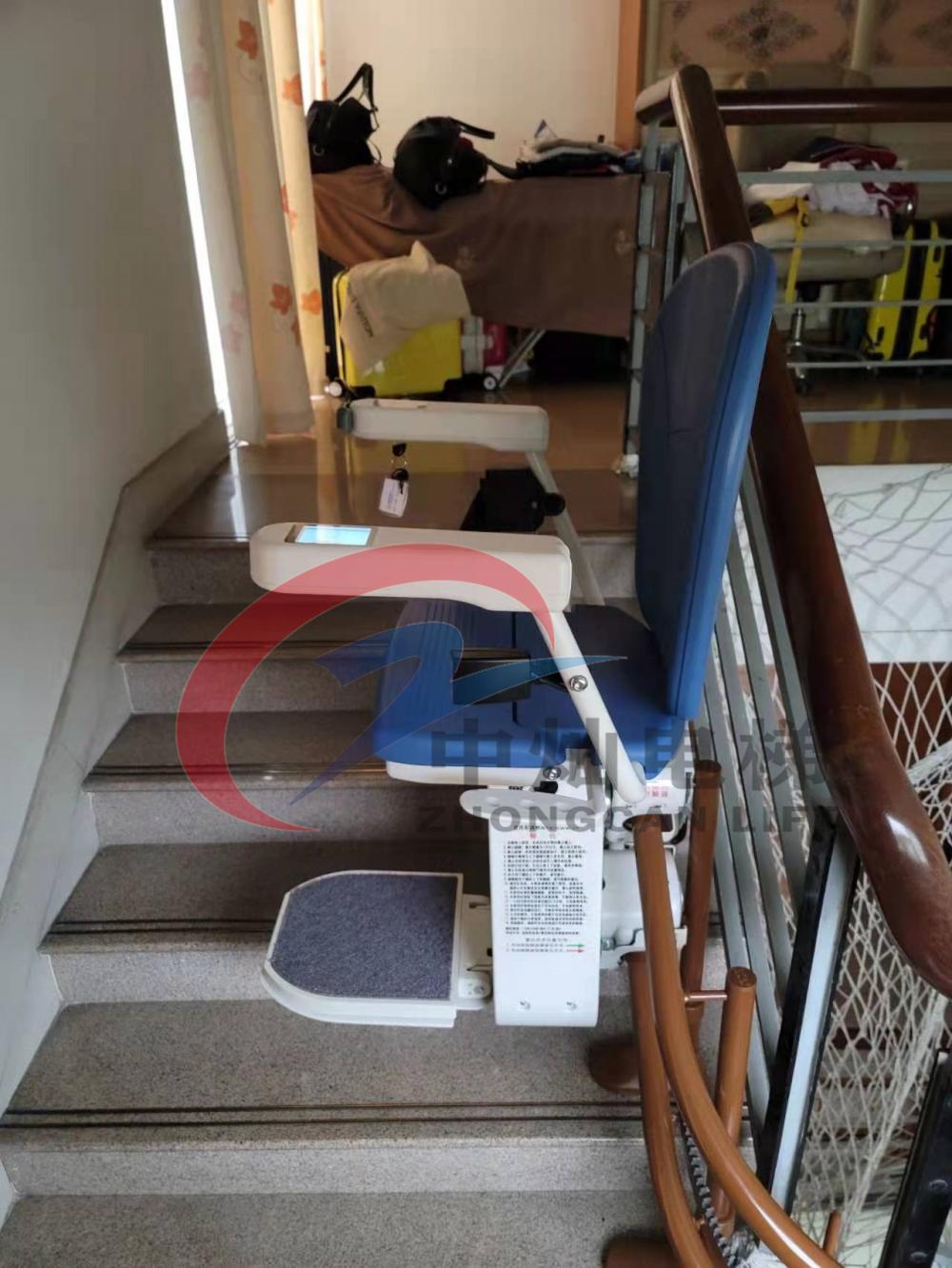 Elevador de escada em casa interna para o velho