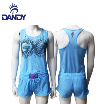Mädchen locker über Cheer-Übungs-Tanktops