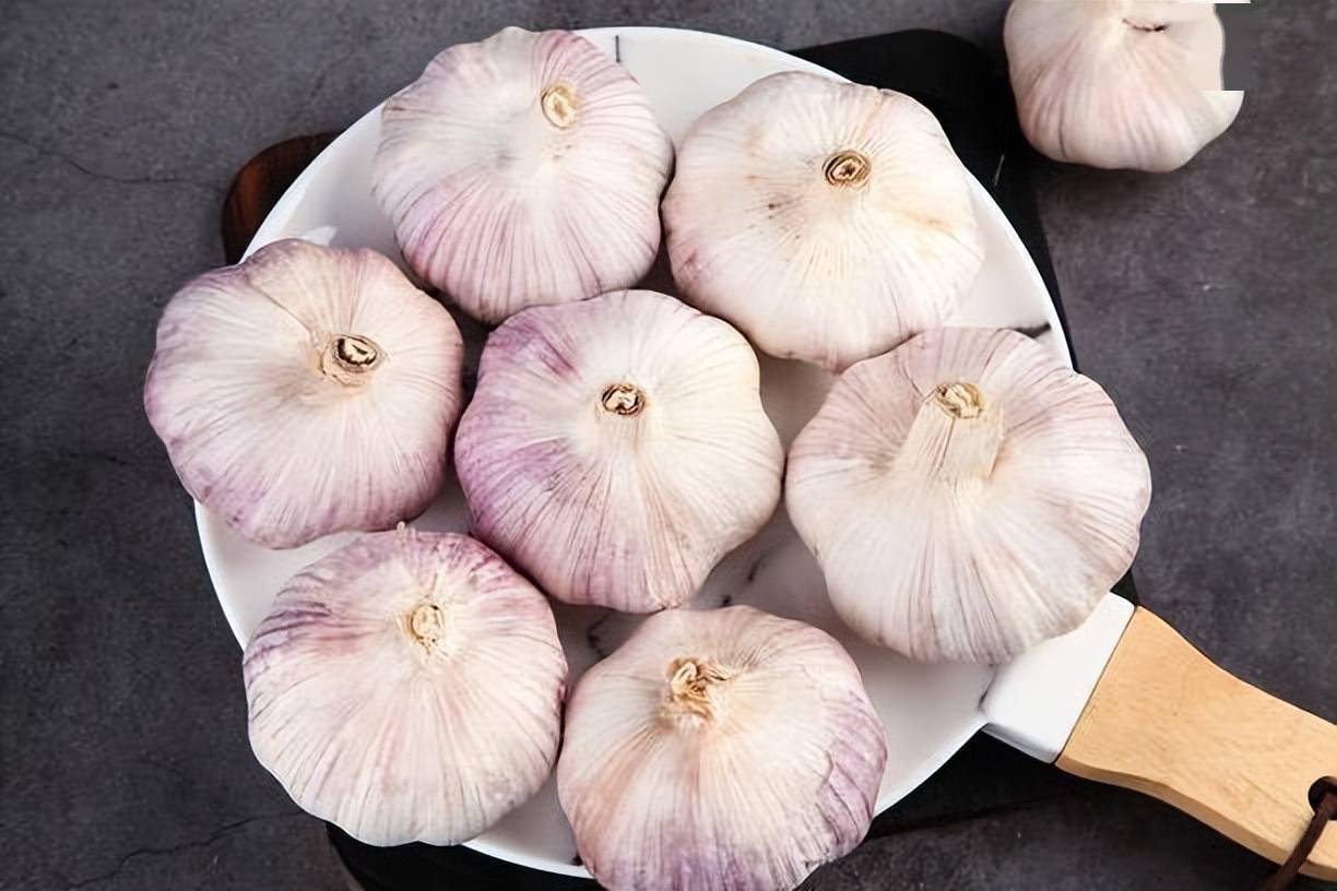 বাড়িতে রান্নার জন্য জৈব শুকনো রসুন