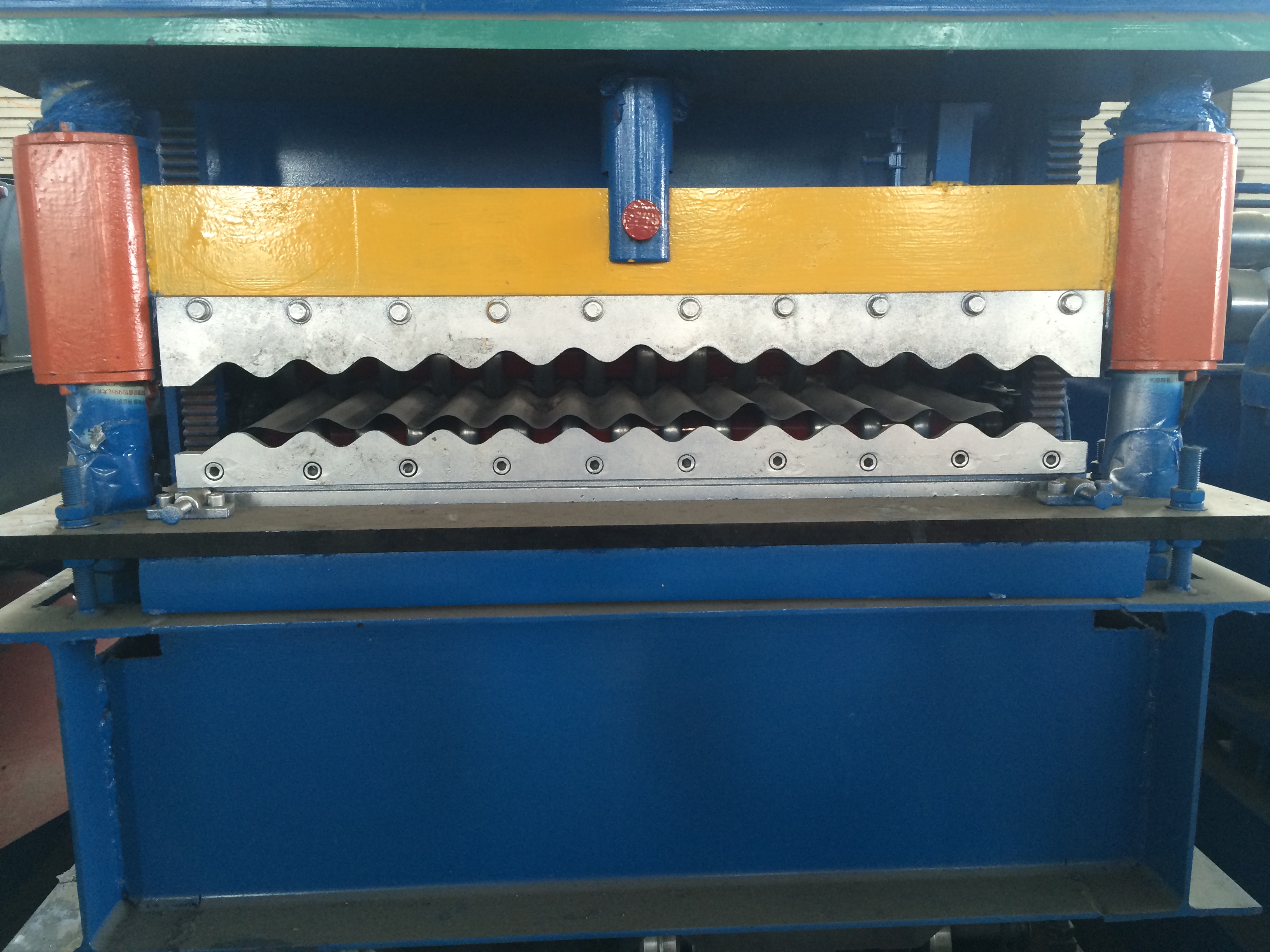 Corrugated sheet metal roof sheet roll forming machine