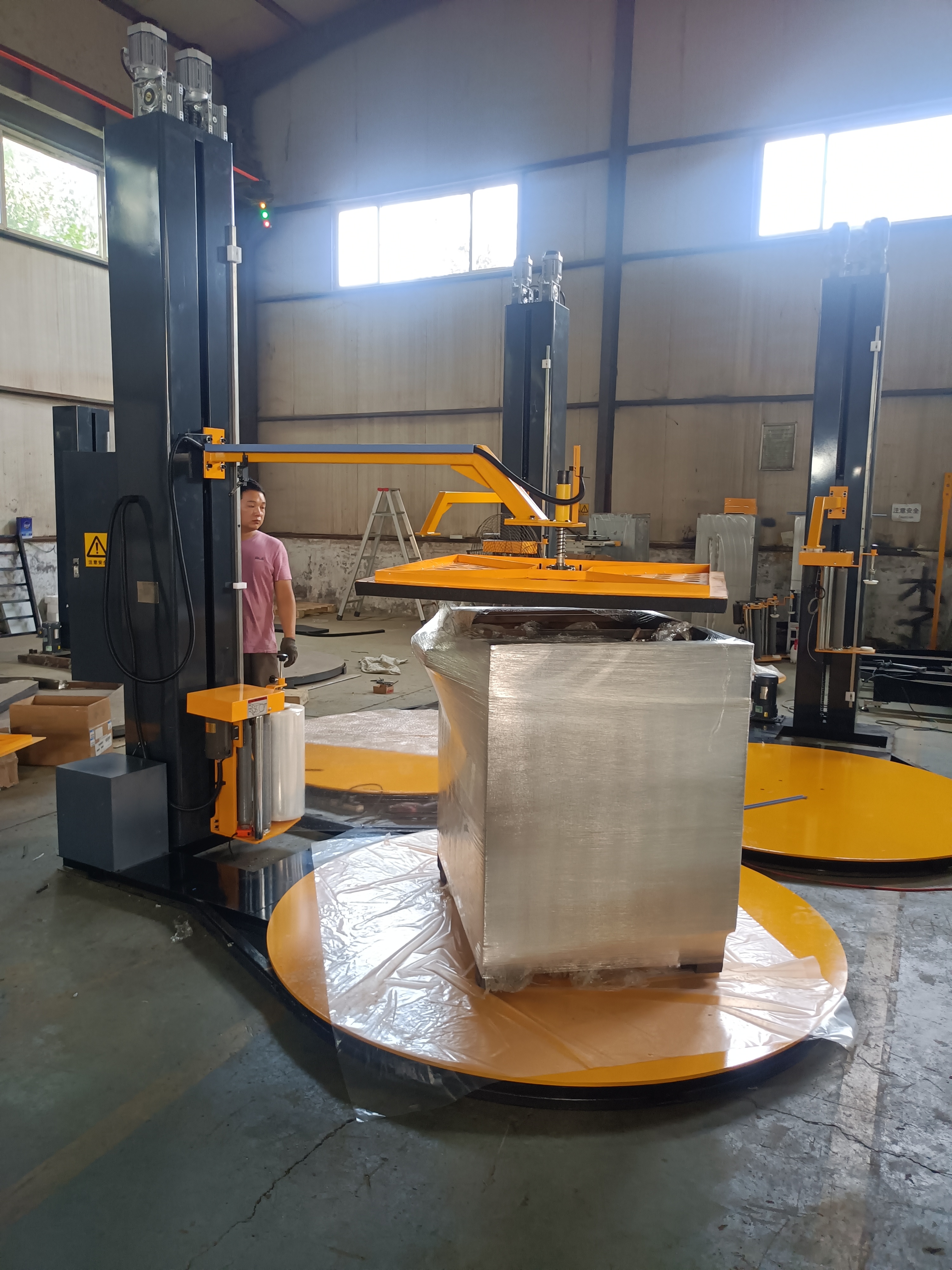 Semi automatic pallet wrapping machine