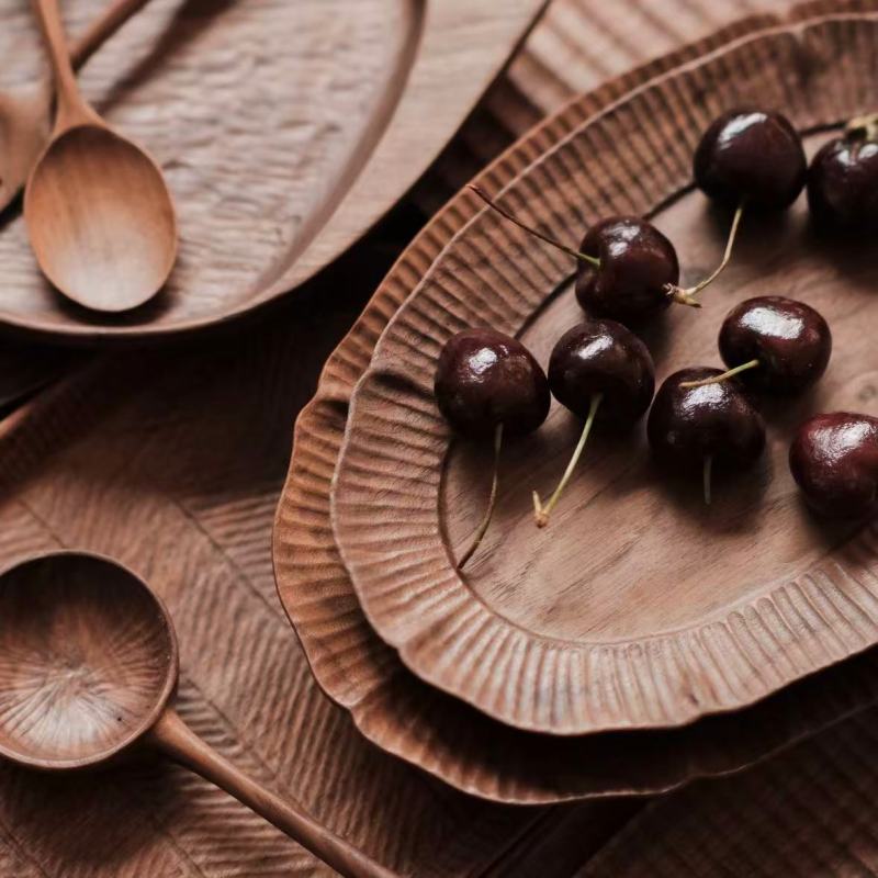 Natural Wood-Themed Dinnerware with Unique Floral Designs