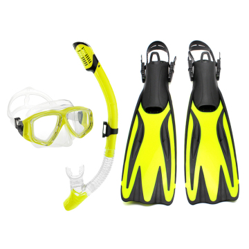 Set di attrezzature per l'apnea professionale: occhiali, maschera, pinne e snorkeling per adulti