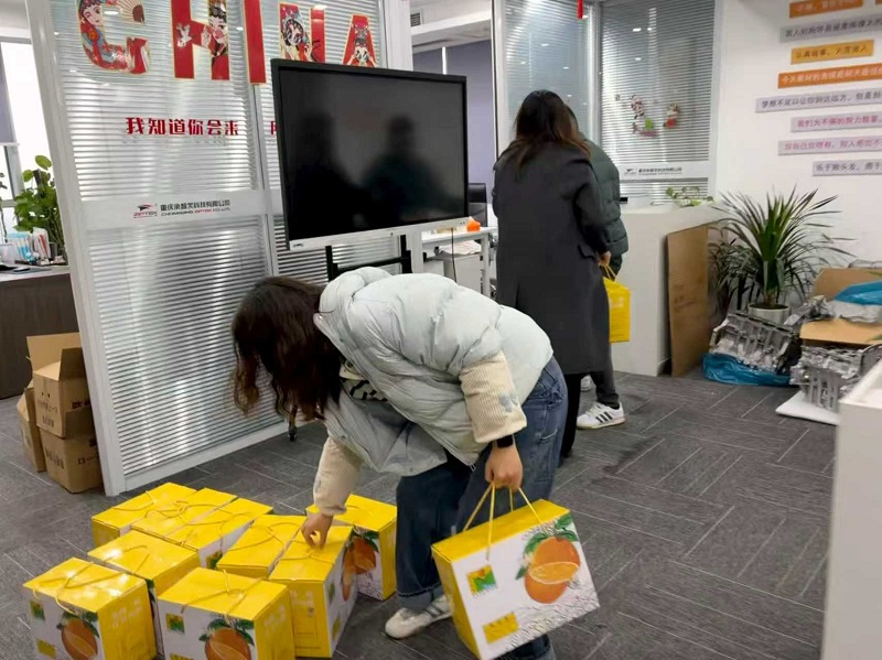 Overflowing with Love and Sweetness: Ziptek Chengzhihao General Manager Zhong Fengping Shares Hometown Specialty with Employees