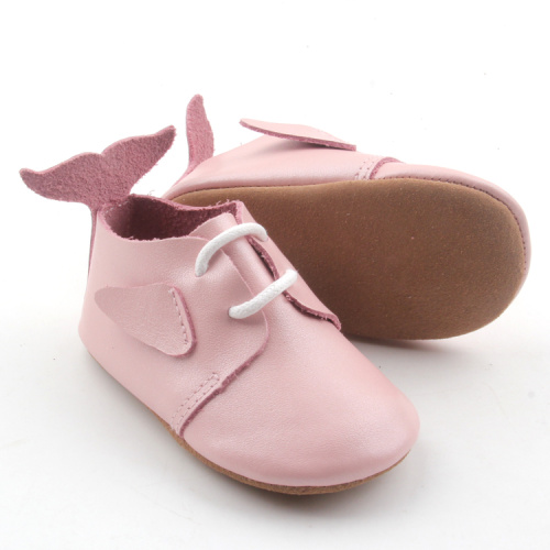 Chaussures en cuir de robe de fille colorée de dauphin mignon