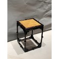 Minimalistischer quadratischer Qiong-Bambushocker mit Rattansitz