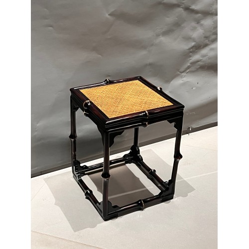Minimalistischer quadratischer Qiong-Bambushocker mit Rattansitz
