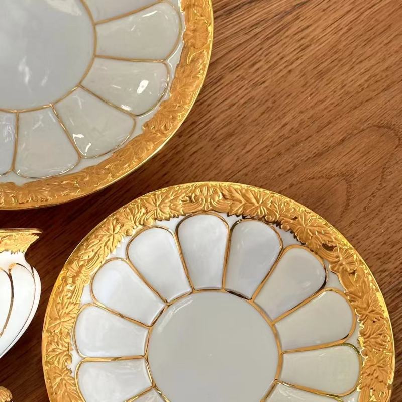 Luxury Gold-Trimmed Porcelain Set - Timeless Elegance