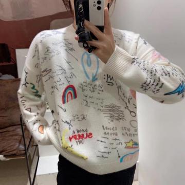 La maglia in cashmere Doodle sta bene con tutto