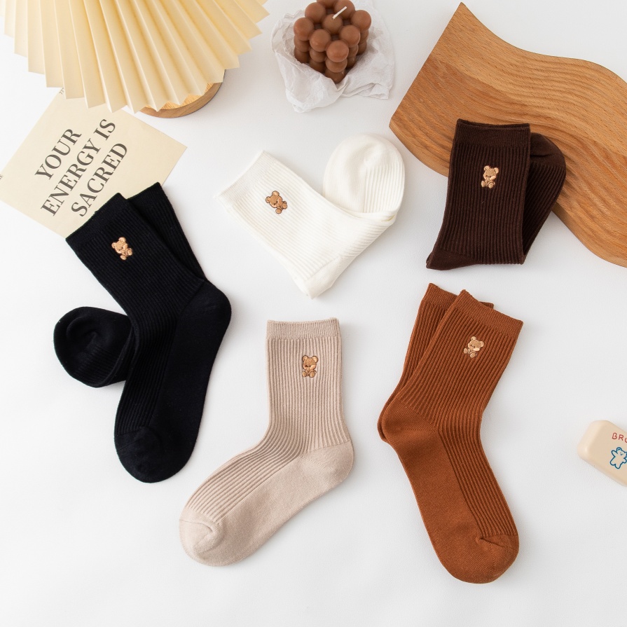 Neutral na kulay ng bear na may burdol na mid-calf medyas