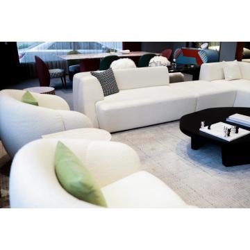 Cómoda silla tapizada al bouclé para la sala de estar