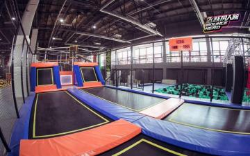 Parque infantil coberto de trampolim para exercícios