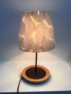Table lamp with leaf pattern
