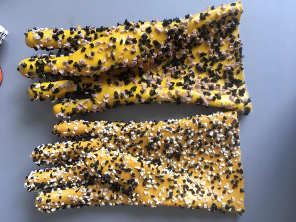 Schwarze und weiße Chips gelbe PVC-beschichtete Handschuhe. Öffnet Manschette