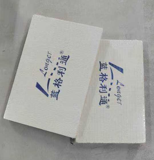 Panou izolator in vid pentru panou compozit de constructii