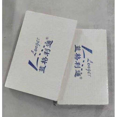 Panou izolator in vid pentru panou compozit de constructii