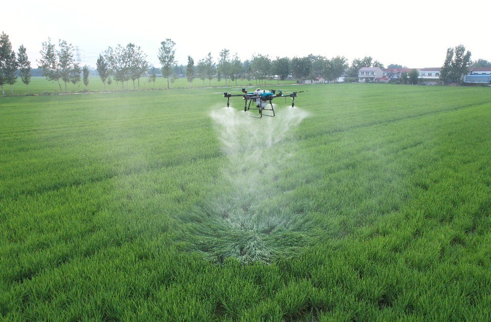 Rociando drones para la agricultura