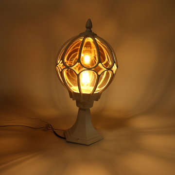 Illuminazione del pilastro a forma di palla bianca antica vintage per cancelli esterni