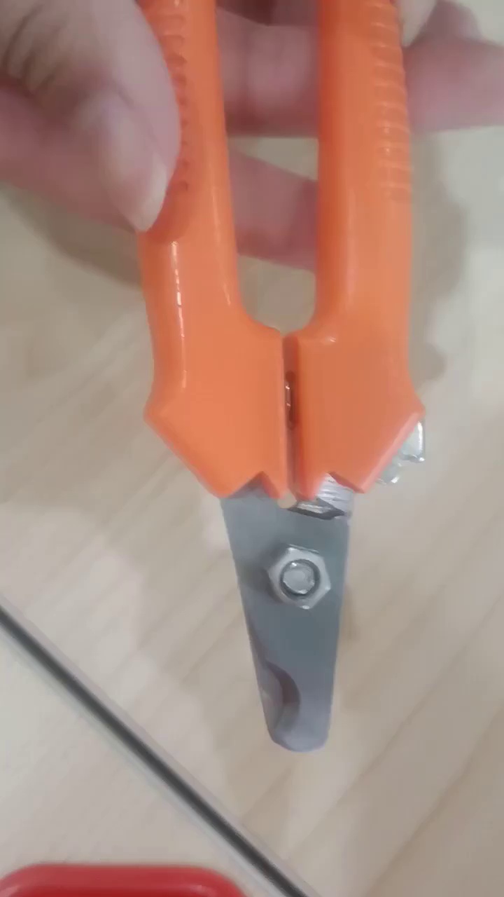 Safe Pet Nail Clippers with Protective Device