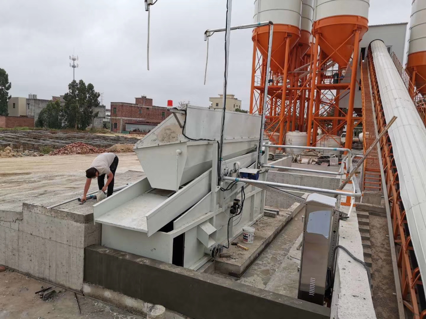 Sand and gravel separator