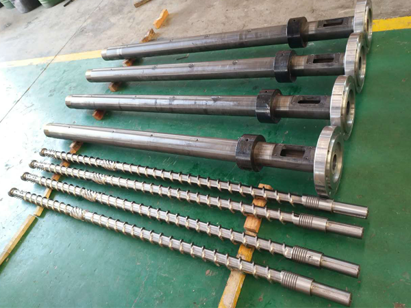 Extruder screw barrel